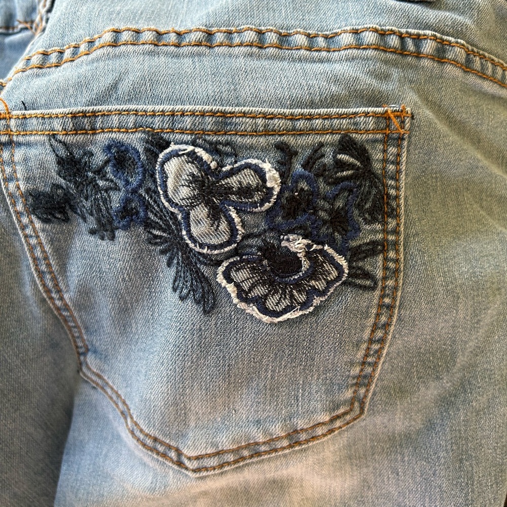Denim capris with Embroidered flowers on pockets.